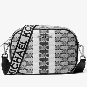 🚨 ʟɪᴍɪᴛᴇᴅ ᴇᴅɪᴛɪᴏɴ 🚨 
Michael Kors Jet Set Glam Crossbody in Black Signature.